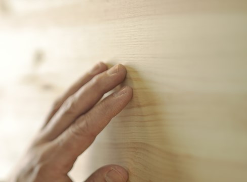 Trä i möbler och interiör skapar lugn och trivsel